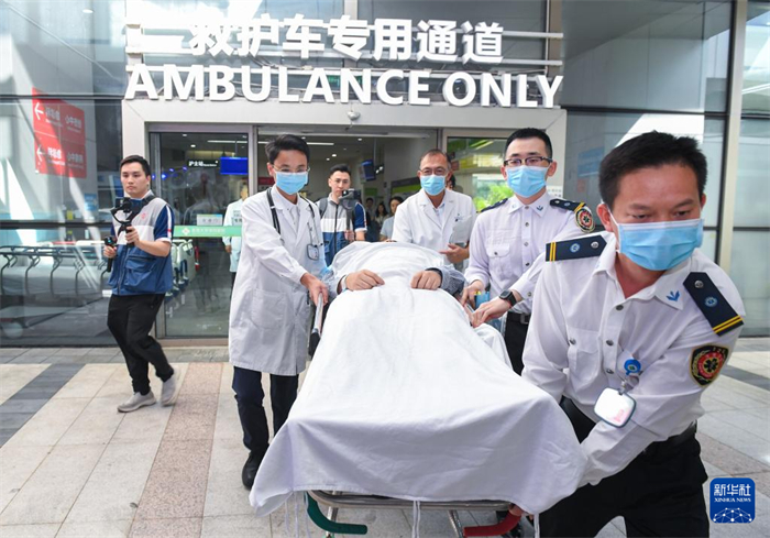 10月31日，在香港大學深圳醫院，醫護和急救人員運送“患者”。新華社記者 毛思倩 攝