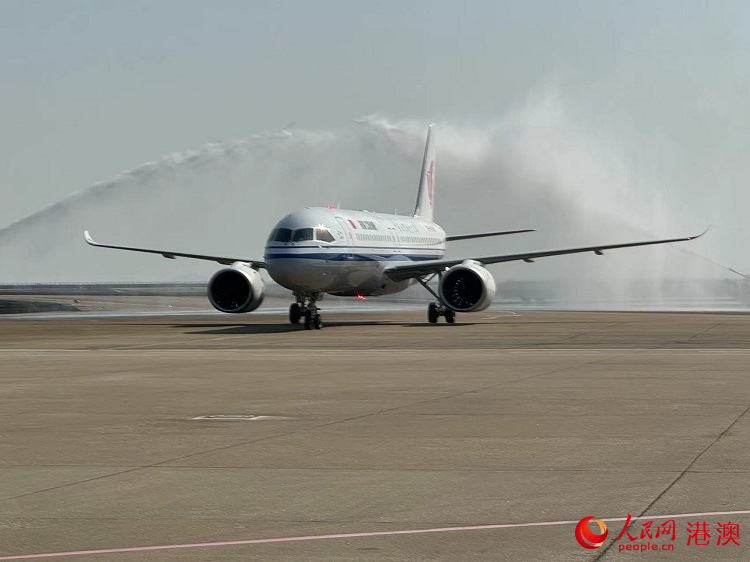 C919大型客機首次到訪澳門，緩緩滑行通過象征民航界最高禮遇的“水門”。人民網記者 富子梅攝