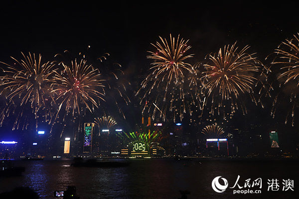 跨年夜，香港維多利亞港舉辦大型跨年倒數(shù)煙花匯演。人民網(wǎng) 嚴小晶攝